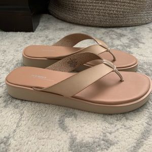 Old Navy Faux Leather Platform Flip Flops